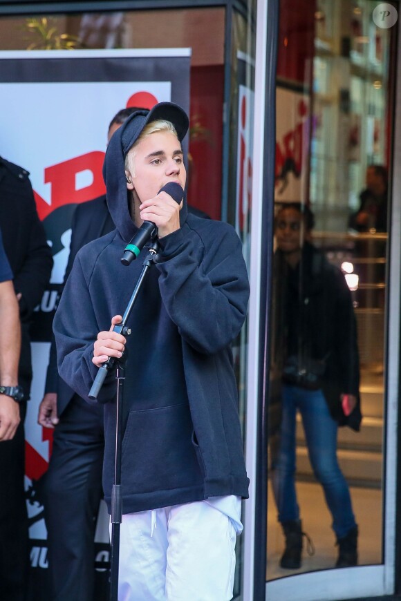 Justin Bieber chante devant les locaux de NRJ à Paris le 16 septembre 2015.