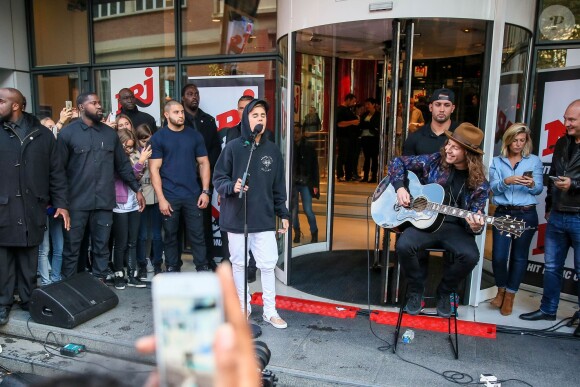 Justin Bieber chante devant les locaux de NRJ à Paris le 16 septembre 2015.