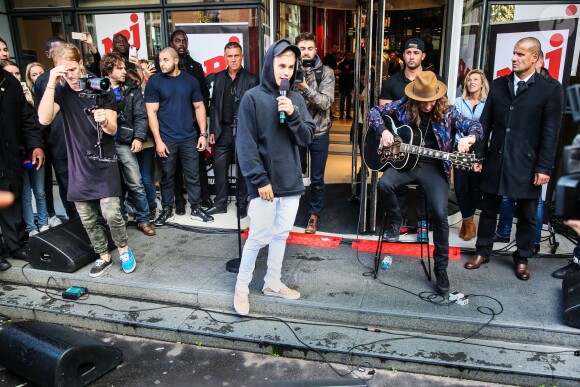 Justin Bieber chante devant les locaux de NRJ à Paris le 16 septembre 2015.