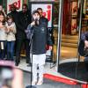 Justin Bieber chante devant les locaux de NRJ à Paris le 16 septembre 2015.