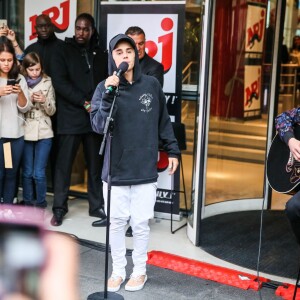 Justin Bieber chante devant les locaux de NRJ à Paris le 16 septembre 2015.
