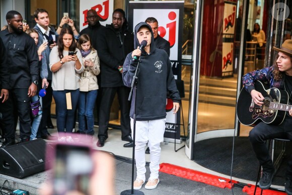 Justin Bieber chante devant les locaux de NRJ à Paris le 16 septembre 2015.