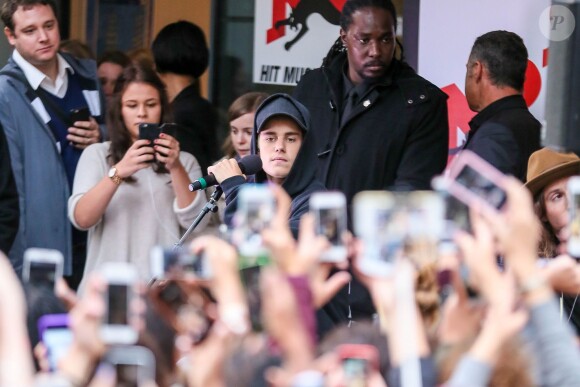 Justin Bieber chante devant les locaux de NRJ à Paris le 16 septembre 2015.