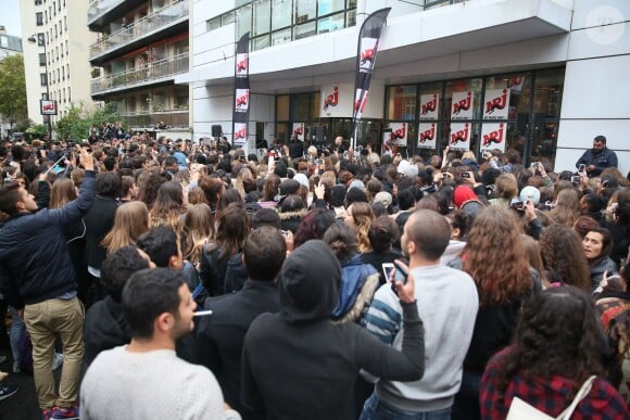Justin Bieber chante devant les locaux de NRJ à Paris le 16 septembre 2015.