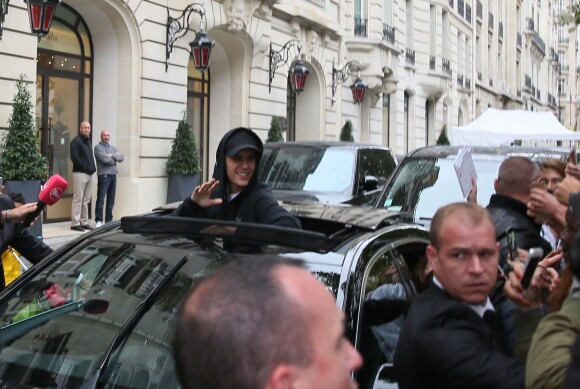 Des centaines de fans viennent saluer Justin Bieber à son arrivée à la radio NRJ à Paris le 16 septembre 2015.