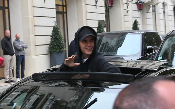 Des centaines de fans viennent saluer Justin Bieber à son arrivée à la radio NRJ à Paris le 16 septembre 2015.