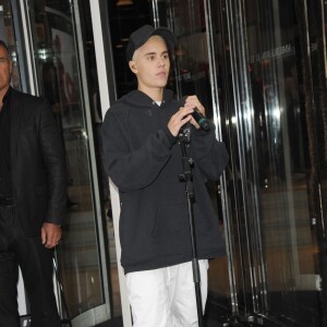 Justin Bieber en concert devant les locaux de la radio NRJ à Paris, France, le 16 septembre 2015