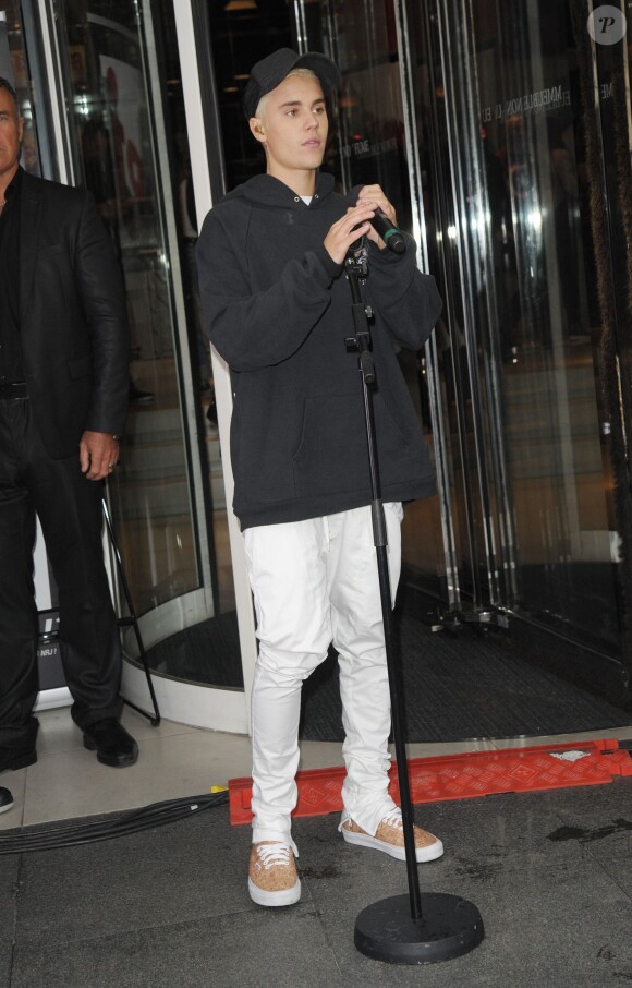 Justin Bieber en concert devant les locaux de la radio NRJ à Paris, France, le 16 septembre 2015