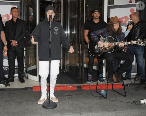 Justin Bieber en concert devant les locaux de la radio NRJ à Paris, France, le 16 septembre 2015