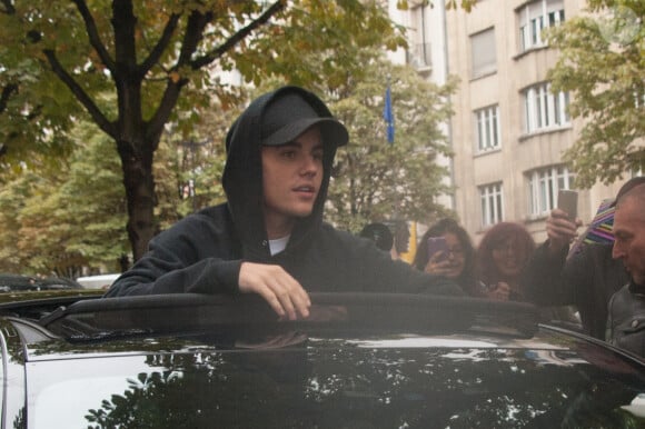 Justin Bieber quitte son hotel parisien le 16 septembre 2015.