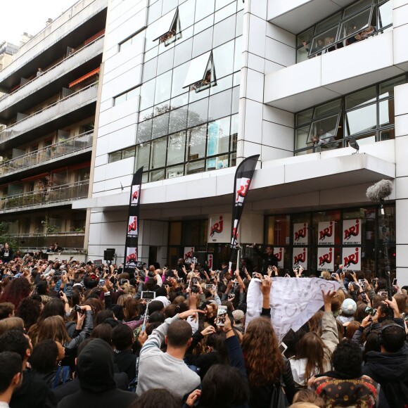 Justin Bieber en concert devant les locaux de la radio NRJ à Paris, France, le 16 septembre 2015