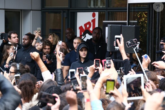 Justin Bieber en concert devant les locaux de la radio NRJ à Paris, France, le 16 septembre 2015