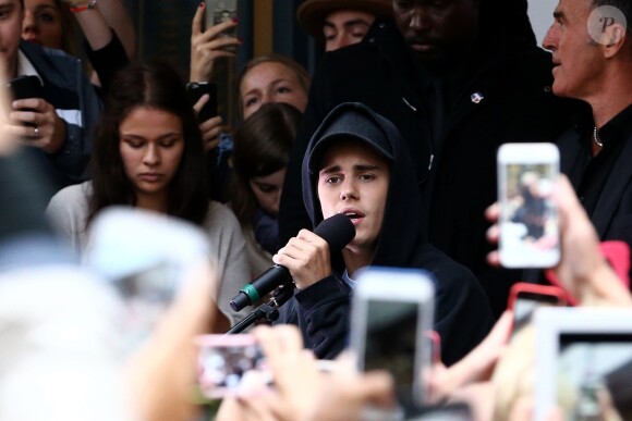 Justin Bieber en concert devant les locaux de la radio NRJ à Paris, France, le 16 septembre 2015