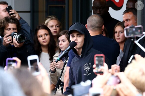 Justin Bieber en concert devant les locaux de la radio NRJ à Paris, France, le 16 septembre 2015