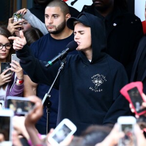 Justin Bieber en concert devant les locaux de la radio NRJ à Paris, France, le 16 septembre 2015