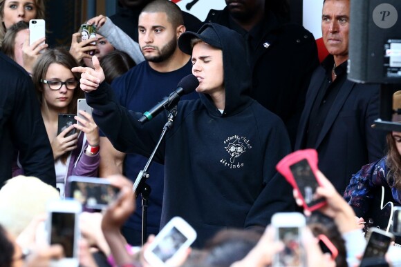 Justin Bieber en concert devant les locaux de la radio NRJ à Paris, France, le 16 septembre 2015