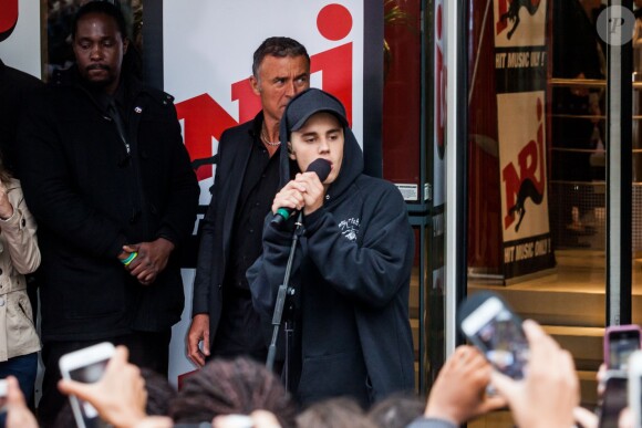 Justin Bieber en concert devant les locaux de la radio NRJ à Paris, France, le 16 septembre 2015