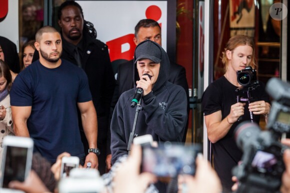 Justin Bieber en concert devant les locaux de la radio NRJ à Paris, France, le 16 septembre 2015