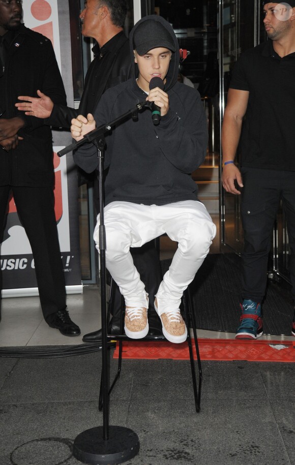Justin Bieber en concert devant les locaux de la radio NRJ à Paris, France, le 16 septembre 2015