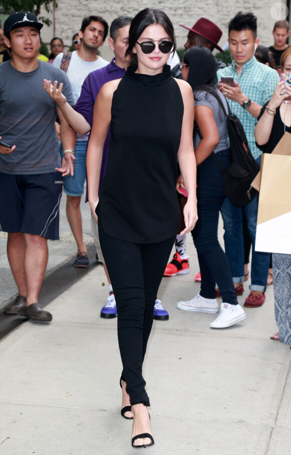 Selena Gomez et ses fans dans les rues de New York, le 20 aout 2015