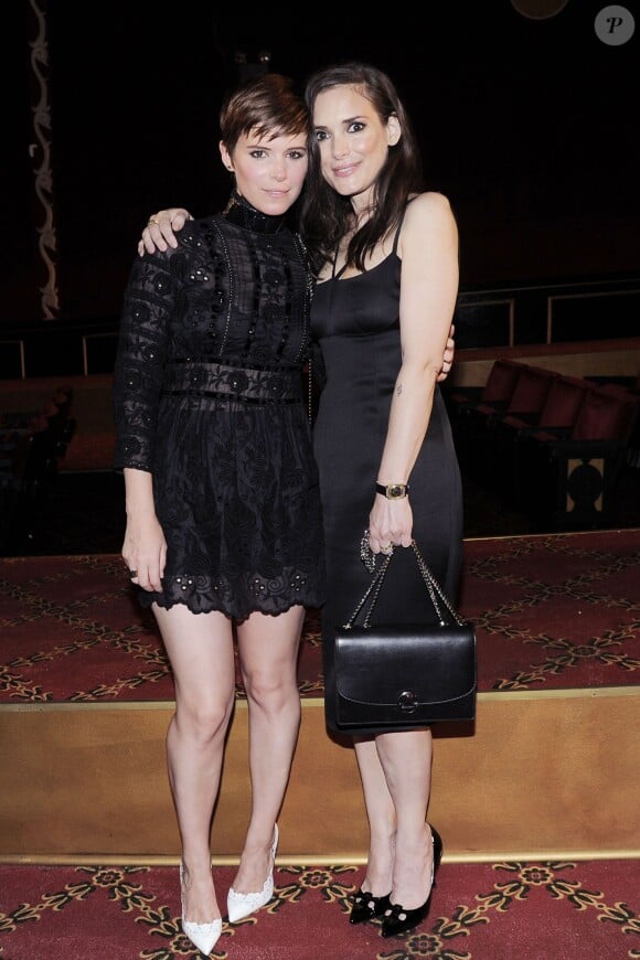 Kate Mara et Winona Ryder assistent au défilé Marc Jacobs printemps-été 2016 au Ziegfeld Theater. New York, le 17 septembre 2015.