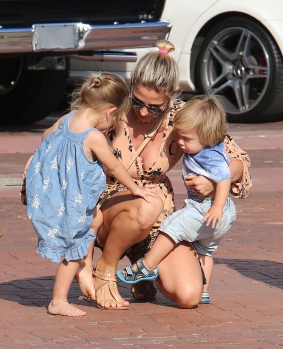 L'actrice Elsa Pataky emmène ses enfants Tristan, Sasha et India au parc à Malibu, le 19 août 2014.