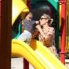 Elsa Pataky joue avec ses enfants Tristan, Sasha et India au parc à Malibu, le 19 août 2014.