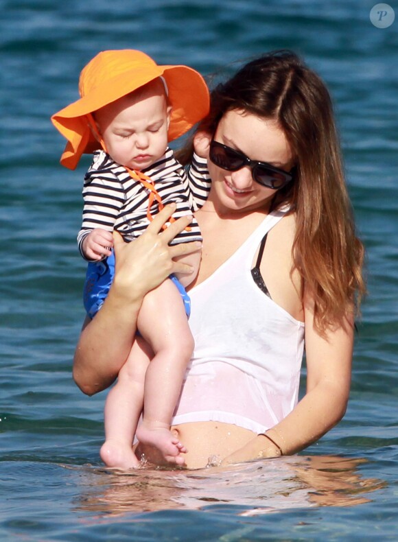 Olivia Wilde et son fils Otis passent des vacances à Hawaii, le 8 décembre 2014