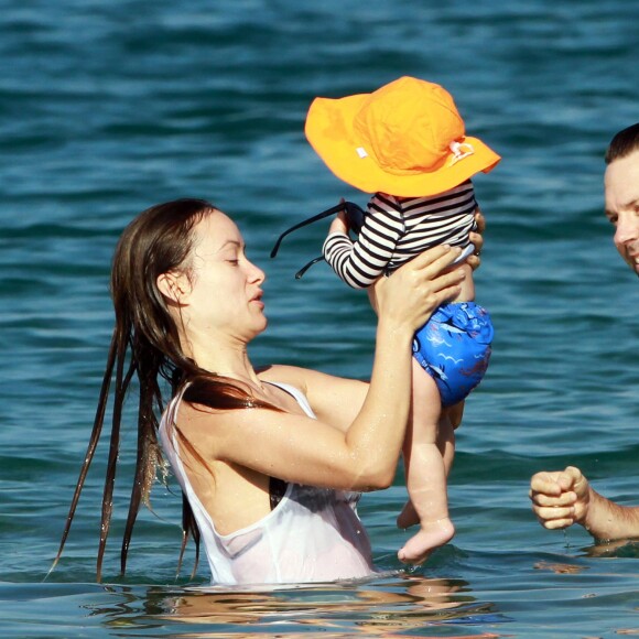 Olivia Wilde, son fiancé Jason Sudeikis et leur fils Otis passent des vacances à Hawaii, le 8 décembre 2014.