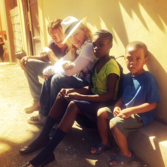Madonna et son fils Roco Ritchie en visite à Haïti avec Sean Penn, novembre 2013.