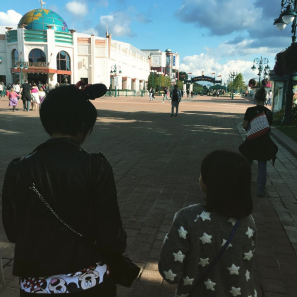 Annily, la petite princesse d'Alizée, le 19 septembre 2015 à Disneyland Paris.