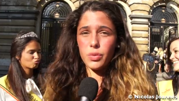 Coralie Porrovecchio (Secret Story 9) répond aux questions d'un journaliste à sa sortie du Parlement belge, en 2013.