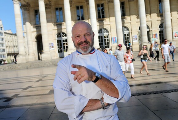 Exclusif - Philippe Etchebest  pose devant son restaurant le "Quatrième Mur" le jour de son ouverture, à Bordeaux le 8 septembre 2015.