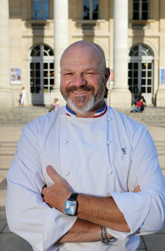 Exclusif - Le chef Philippe Etchebest  pose devant son restaurant le "Quatrième Mur" le jour de son ouverture, à Bordeaux le 8 septembre 2015.