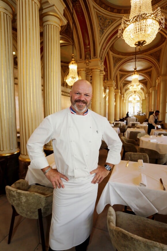 Exclusif - Philippe Etchebest (Top Chef, Cauchemar en cuisine) pose dans son restaurant le "Quatrième Mur" le jour de son ouverture, à Bordeaux le 8 septembre 2015.