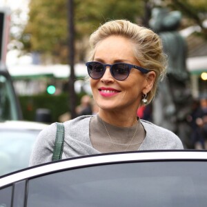 Sharon Stone visite Paris incognito. L'actrice américaine est allée déjeuner au restaurant "La Société" à Saint-Germain-des-Prés puis a eu le droit a une visite privée du Musée Picasso. Paris le 17 septembre 2015.