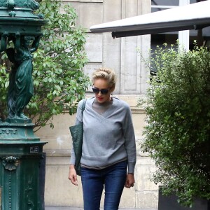 Sharon Stone visite Paris incognito. L'actrice américaine est allée déjeuner au restaurant "La Société" à Saint-Germain-des-Prés puis a eu le droit a une visite privée du Musée Picasso. Paris le 17 septembre 2015.