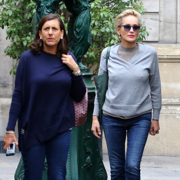 Sharon Stone visite Paris incognito. L'actrice américaine est allée déjeuner au restaurant "La Société" à Saint-Germain-des-Prés puis a eu le droit a une visite privée du Musée Picasso. Paris le 17 septembre 2015.