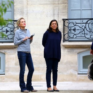 Sharon Stone visite Paris incognito. L'actrice américaine est allée déjeuner au restaurant "La Société" à Saint-Germain-des-Prés puis a eu le droit a une visite privée du Musée Picasso. Paris le 17 septembre 2015.