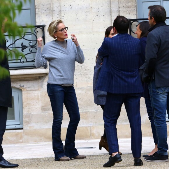 Sharon Stone visite Paris incognito. L'actrice américaine est allée déjeuner au restaurant "La Société" à Saint-Germain-des-Prés puis a eu le droit a une visite privée du Musée Picasso. Paris le 17 septembre 2015.