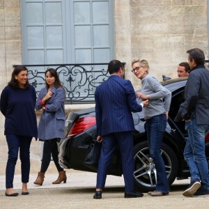 Sharon Stone visite Paris incognito. L'actrice américaine est allée déjeuner au restaurant "La Société" à Saint-Germain-des-Prés puis a eu le droit a une visite privée du Musée Picasso. Paris le 17 septembre 2015.