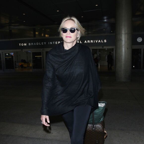 Sharon Stone à l'aéroport de Los Angeles, le 20 septembre 2015.