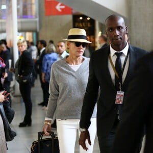 Exclusif - Sharon Stone arrive à l'aéroport Roissy-Charles-de-Gaulle, le 15 septembre 2015.