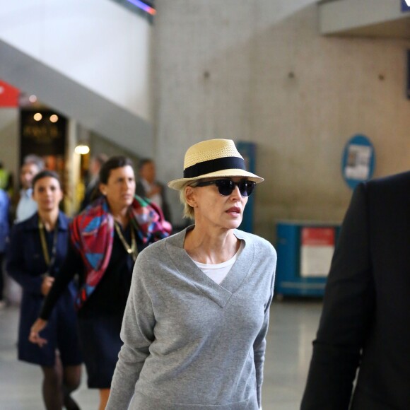 Exclusif - Sharon Stone arrive à l'aéroport Roissy-Charles-de-Gaulle, le 15 septembre 2015.