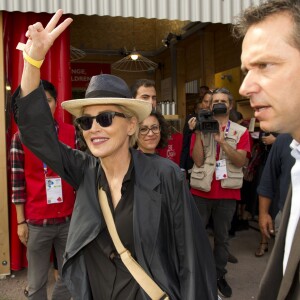Sharon Stone visite l'Expo "Save the Children" à Milan en Italie le 12 septembre 2015.