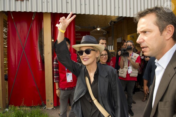Sharon Stone visite l'Expo "Save the Children" à Milan en Italie le 12 septembre 2015.