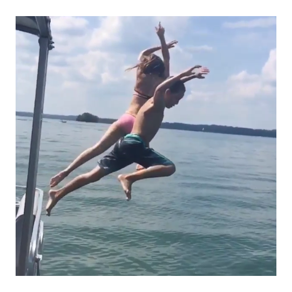 Kate Hudson et son fils Ryder profitent d'une journée bateau / photo postée sur Instagram.