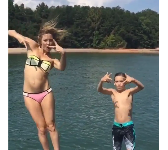 Kate Hudson et son fils Ryder se jettent à l'eau / photo postée sur Instagram.