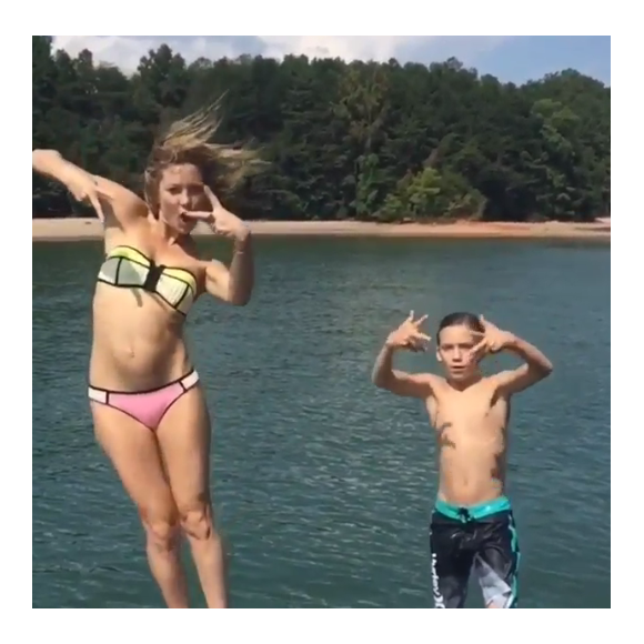 Kate Hudson et son fils Ryder se jettent à l'eau / photo postée sur Instagram.