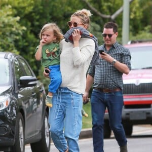 Exclusif - Kate Hudson et son fils Bingham sont allés visiter le nouveau domicile de Reese Witherspoon à Brentwood. Jim Toth, le mari de Reese, les accueille sur le palier de la porte. Le 22 mai 2015